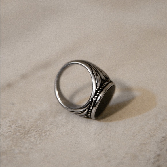 18k Silver Onyx Ring - Picture 4 of 8